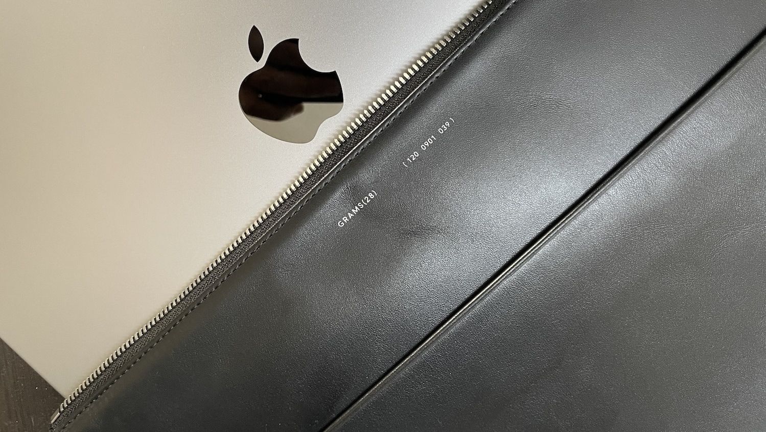 Grams28 120 leather folio with MacBook