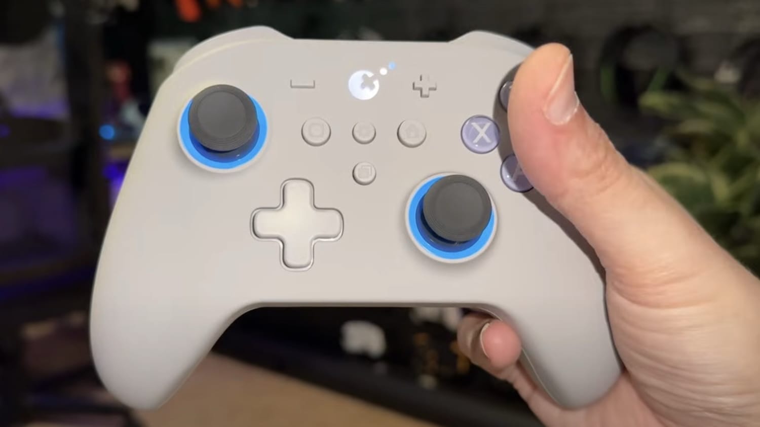 GuliKit KK3 Pro Controller in hand