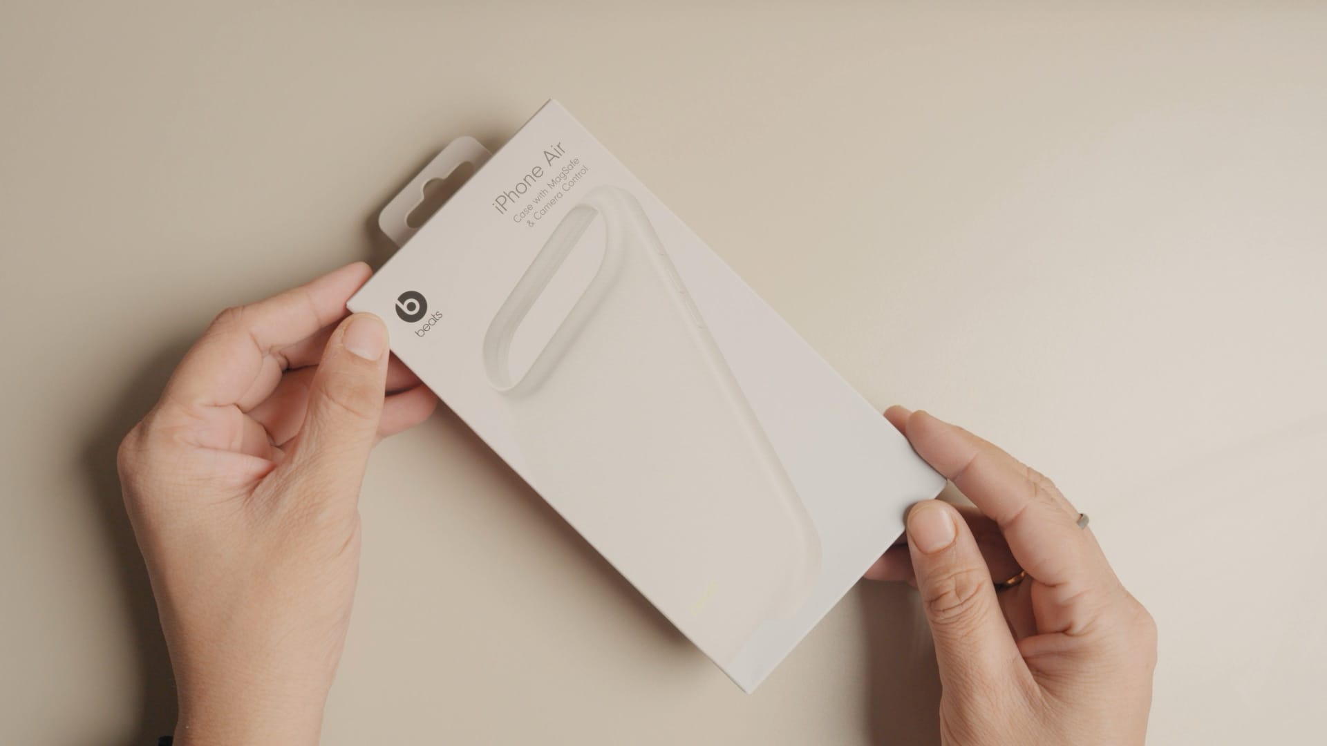 beats iPhone Air case box